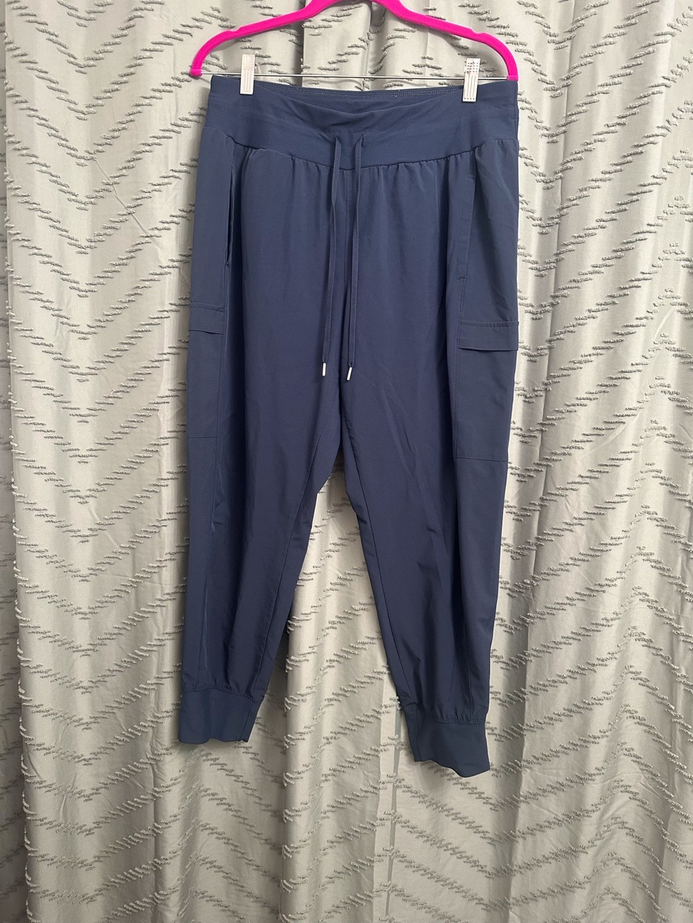 Calia by Carrie Underwood Joggers pants Sz L
High waist, navy blue, has side poc
